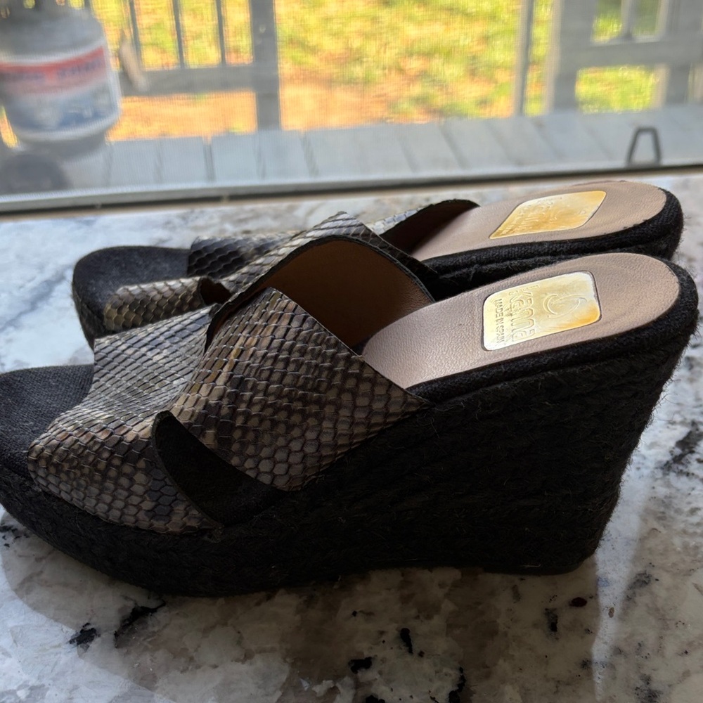 Elegant Snakeskin Pattern Mules - Picture 2 of 2